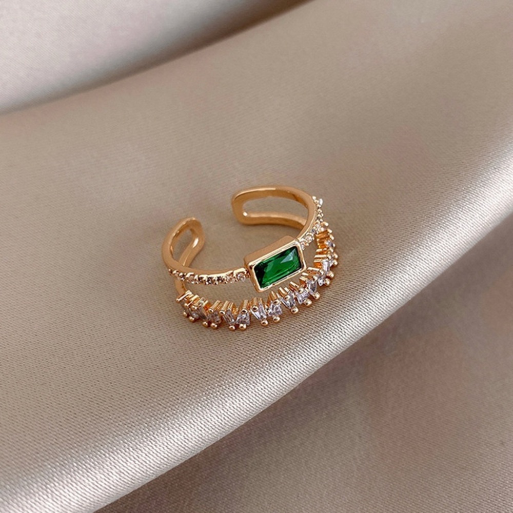 Elegant Gold and Green Ring
